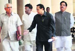 BJP members of the JPC Jaswant Singh (L) and Gopinath Munde (R) at Parliament in New Delhi on Friday. PTI