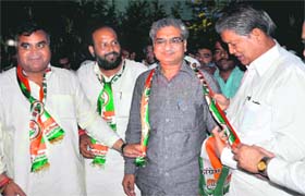 Former Municipal Committee chairperson from the BJP Kamal Johra joins the Congress in the presence of Haridwar parliamentarian Harish Rawat and mayoral candidate Swami Rishiwaranand in Haridwar on Friday