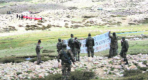Indian troops show a banner asking Chinese troops to withdraw.