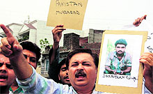 Activists of an outfit shout slogans against attack on Indian prisoner Sarbajit Singh in a Lahore Jail