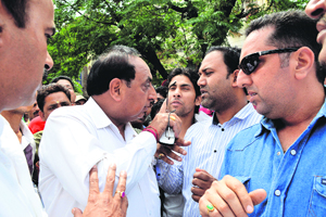 Councillor Kapil Kumar Sonu (second from right) argues with tehbazaari superintendent Naveen Malhotra (second from left).