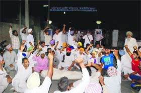 Family members of Gamdur Singh, a jail inmate who died under mysterious circumstances, holding a protest while placing his body outside the Central Jail in Bathinda on Sunday evening