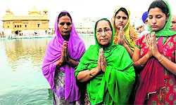 Sarabjit Singhs wife Sukhpreet Kaur (left), his sister Dalbir Kaur and daughters Swapandeep Kaur and Poonam at the Golden Temple in Amritsar before leaving for Lahore on Sunday