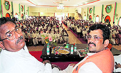 BJP state president Kamal Sharma (right) and Cabinet Minister Surjit Kumar Jyani at a workers' meeting in Fazilka