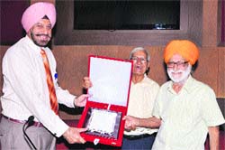 Lt-Gen Dr DDS Sandhu (retd) (left), VC, KU, honours Dr Surjit Hans, retired professor of history from GND varsity, Amritsar, at a function in KU Senate Hall, Kurukshetra, on Monday. Photo: DR Vij