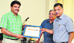  SC Aggarwal, Chief Commissioner, Punjab Right to Service Commission, presents the award for best community policing in state to Mansa SSP Narinder Bhargava.