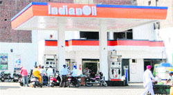 Customers queue up at a filling station in Amritsar on Wednesday. photo: Sameer Sehgal