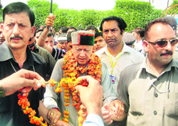 Chief Minister Virbhadra Singh being welcomed on his arrival at Una on Wednesday.