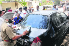 A traffic police official challans a vehicle in Jalandhar. 