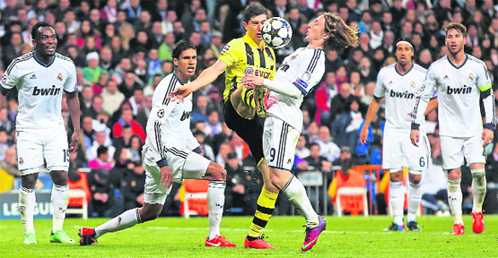 Borussia Dortmund's Robert Lewandowski (in yellow) is challenged by Real Madrid's Luka Modric as Real players Raphael Varane, Karim Benzema, Sami Khedira and Sergio Ramos look on during their Champions League semifinal second leg match in Madrid on Tuesday.  Reuters