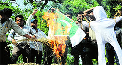 Protesters burn a Pakistani flag and an effigy of the Pakistan Government in protest against the death of Sarabjit Singh, in Bathinda on Thursday