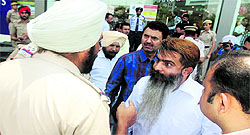 Congress MLA Bharat Bhushan Ashu argues with SHO Nirmal Singh outside Silver Arc Mall in Ludhiana on Thursday