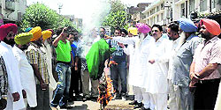 Members of the Youth Congress burn an effigy of Pakistan in Doraha on Thursday