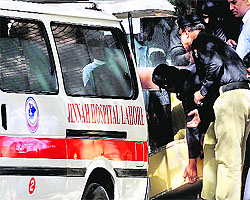 Pakistani policemen transport the coffin of Sarabjit Singh in Lahore on Thursday