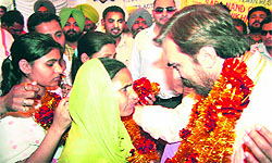 Pakistani human rights activist Ansar Burney with Sarabjits wife and daughters