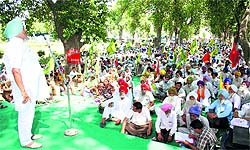 Members of the Bharatiya Kisan Union and the Punjab Khet Mazdoor Union holding a rally in Faridkot on Friday