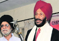 Olympian Milkha Singh, who was conferred with the Lifetime Achievement Award at Guru Nanak Public School, Sector 30, by the Chandigarh Senior Citizens Association on Friday. Tribune photo: Pradeep Tewari 