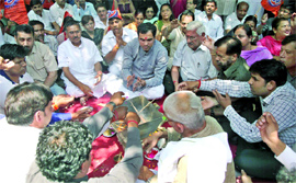 Activists of political parties performing a havan in memory of Sarabjit Singh at Jantar Mantar in New Delhi on Friday.