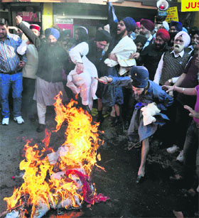 Sikhs burn an effigy to protest against Sajjan Kumars acquittal and Sarabjit Singhs killing in Shimla on Friday. 