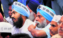 Sikhs attend a protest against Congress leader Sajjan Kumar, who was acquitted in a case related to 1984 anti-Sikh riots recently, in New Delhi on Friday.