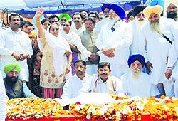 PPCC chief Partap Singh Bajwa (sitting), Dalbir Kaur, Congress MP Vijay Inder Singla, Industries Minister Anil Joshi (sitting); Congress leader GS Charak, BJP state chief Kamal Sharma (sitting) SGPC Chief AS Makkar and SAD leader RS Brahmpura (sitting) at Sarabjit Singhs cremation in Bhikhiwind on Friday