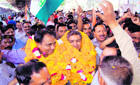 Uttar Railway Majdoor Union leader Ram Prakash Sharma being welcomed by union members at Haridwar railway station on Saturday.