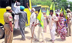 Members of the Bharatiya Kisan Union being detained for supporting the protest by teachers in Bathinda