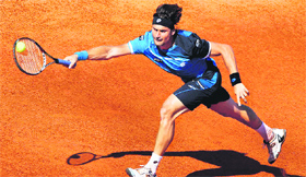 David Ferrer defeated Andreas Seppi (Italy) 6-1, 6-4 in 70 minutes to reach his 37th final of the Portugal Open on Sunday.