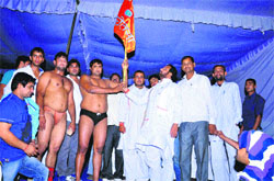 Rashtriya Nav Chetna convener Vijay Somany felicitates a wrestler during a programme organised to celebrate the birth anniversary of freedom fighter RD Somany in Rewari recently.