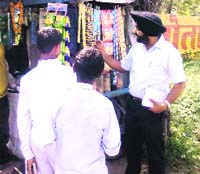 A health inspector challans a roadside vendor for selling tobacco products near an educational institute in Ludhiana.