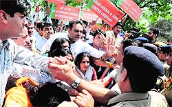 BJP leader Sanjay Tandon argues with police officials during a protest near the CBI office in Sector 30, Chandigarh, on Tuesday