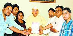 ABVP delegates give a memorandum of their demands to the Governor, Dr Aziz Qureshi, in Dehradun on Tuesday