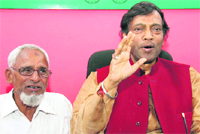Vinod Barthwal, former state Samajwadi Party president, addresses mediapersons in Dehradun on Tuesday. Tribune photo: Vinod Pundir