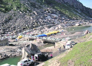 A view of tourists at the Beas nullah, 25 km short of the Rohtang Pass. 