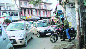 A view of a traffic jam in Palampur.
