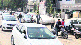 A hospital on the Mahavir Marg in Jalandhar which is without any parking facility.