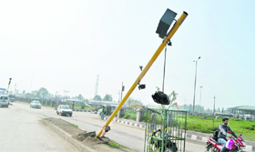 A non-functional traffic light at the Pantha chowk in Srinagar on Tuesday.