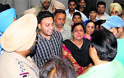 Wailing family members of head constable Jaswinder Singh