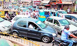 Huge traffic jam at Bhandari Bridge in Amritsar on Wednesday