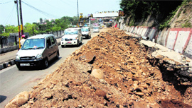 Movement of traffic was hampered at Indira Chowk on Gumar Road as the NBCC resumed digging to lay sewer lines in Jammu on Wednesday.