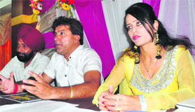 Punjabi singer Vishal Sonu (centre) talks about an upcoming talent hunt programme in Ludhiana on Wednesday.