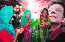 People pray for Imran Khans early recovery in Karachi.