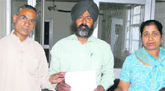 Activist Madan SIngh with the students parents in Jalandhar. Tribune photo: Malkiat Singh