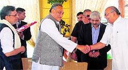 Chief Minister Vijay Bahuguna welcomes the finance ministers of various states and Bihar Deputy Chief Minister Sushil Modi at Mussoorie on Friday