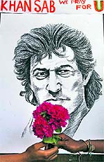 Fans of Imran Khan offer prayers for his speedy recovery in Kolkata
