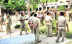 The police deployed at Karontha village government school in Rohtak district on Saturday. Photo: Manoj Dhaka