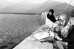 A painting competition Taseer was organised by a group of students and professionals, Change, at the Dal Lake on Saturday to sensitise people about the deteriorating condition of the lake