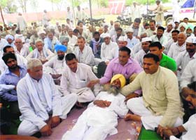 BKU state president Gurnam Singh on fast at Rukhi village in Sonepat on Sunday