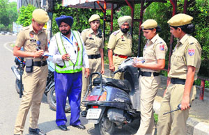 PCR staff jot down the number of an unattended vehicle in Ludhiana.