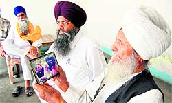Octogenarian Massa Singh shows the picture he had got clicked with Nawaz Sharif during his visit to Pakistan